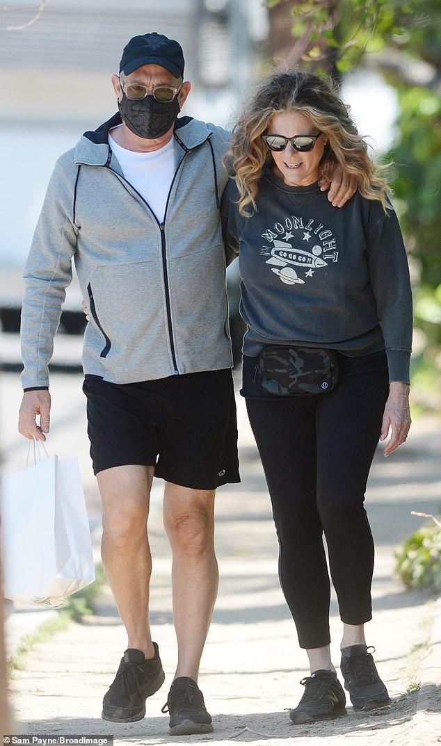 Pareja estrellada: el actor Tom Hanks fue visto por ahí junto con su esposa Rita Wilson el viernes en Los Ángeles.