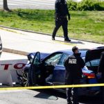 Un hombre embiste con un coche contra dos policías del Capitolio de EE.  1 oficial, conductor muerto