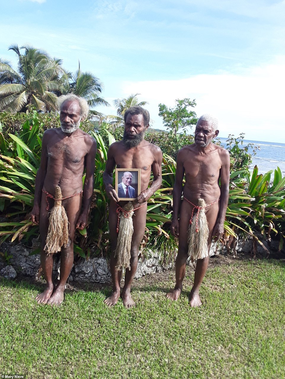 Los miembros de la tribu Yaohnanen en la isla pacífica de Tanna, en Vanuatu, sostienen una foto enmarcada del Príncipe Felipe tras la noticia de su muerte.