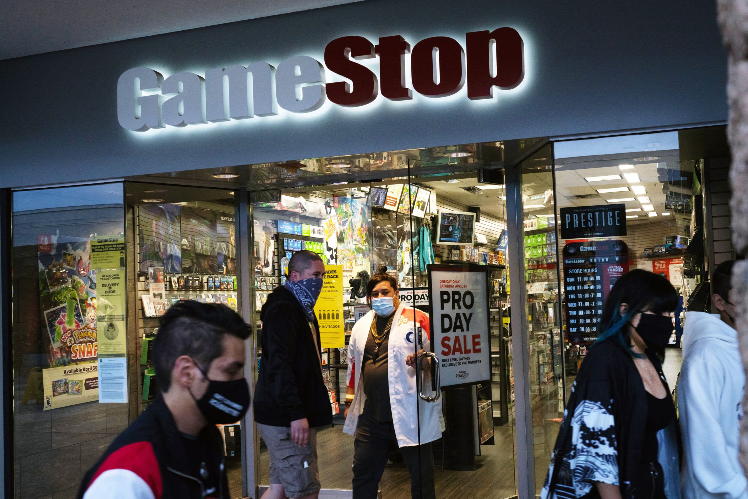 Acciones que hacen los mayores movimientos al mediodía: GameStop, AMC, CVS, Ford y más
