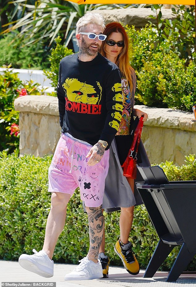 Exhibición de amor: Adam Levine y su esposa supermodelo Behati Prinsloo mostraron su estilo colorido durante una excursión familiar con su padre Fred en su nuevo vecindario de Montecito.