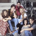 Estrellas: La tan esperada reunión de Friends finalmente hizo su debut el jueves en línea y en la aplicación antes de la transmisión por televisión.  El icónico programa también convirtió al elenco en estrellas globales, con ellos acumulando millones durante los diez años.