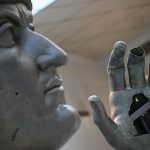 ¡Dale el dedo!  Una estatua gigante de bronce del emperador romano Constantino el Grande (en la foto) se ha reunido con el dedo índice que perdió hace unos 500 años.