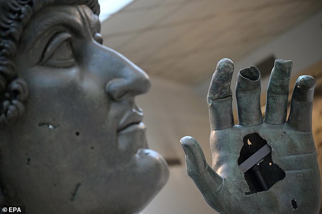 ¡Dale el dedo!  Una estatua gigante de bronce del emperador romano Constantino el Grande (en la foto) se ha reunido con el dedo índice que perdió hace unos 500 años.