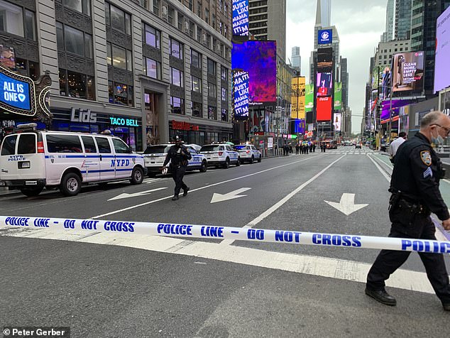 La policía responde a la escena después de que una mujer y una niña fueran alcanzadas por disparos en Times Square a plena luz del día el sábado.