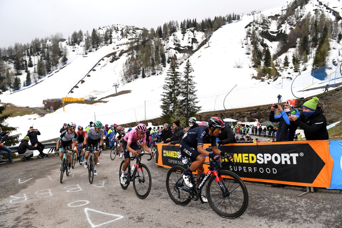Egan Bernal 'no necesita atacar en cada etapa de montaña del Giro d'Italia' mientras fortalece el control de la maglia rosa en la cima del Monte Zoncolan