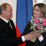 La glamorosa Alina Kabaeva, la presunta amante de Vladimir Putin (ambos en la foto), ha hecho una declaración pública poco común más de dos años y medio después de que fue vista por última vez en público.