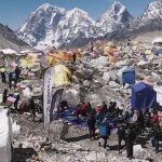 Se ha afirmado que el brote de Covid-19 en el campamento base del Monte Everest ha provocado la evacuación de decenas de escaladores del campamento base.  El campamento base se muestra arriba