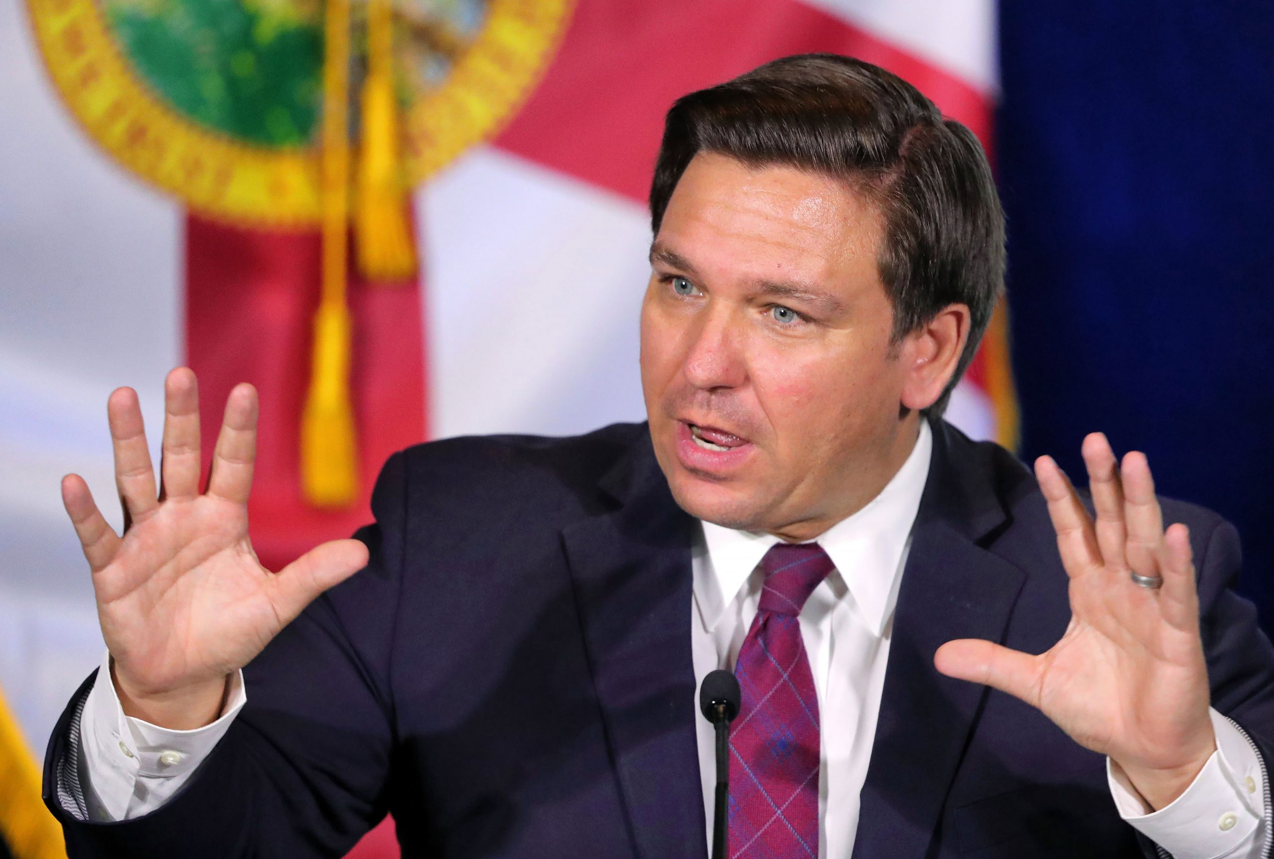 El gobernador republicano DeSantis firma la ley electoral de Florida y excluye a todos los medios excepto Fox News
