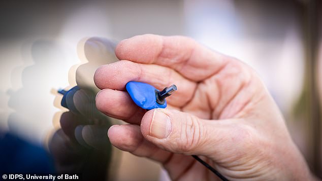 El Earswitch (en la foto) utiliza un auricular de silicona incrustado con una cámara en miniatura que capta los movimientos cuando un usuario tensa intencionalmente el tensor del tímpano, un pequeño músculo del oído medio.