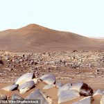 El rover Perseverance Mars de la NASA usó su generador de imágenes Mastcam-Z de doble cámara para capturar esta imagen de 'Santa Cruz', una colina a unas 1,5 millas (2,5 kilómetros) del rover.
