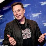 Varios miembros del elenco de Saturday Night Live han apuntado a Elon Musk en sus historias de Instagram, expresando su molestia porque el CEO de Tesla ha sido seleccionado para presentar el programa.