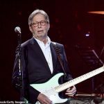 Eric Clapton ha criticado la 'propaganda' sobre la seguridad de las vacunas, alegando que sufrió efectos secundarios alarmantes después de sus golpes de Covid.  Aparece en la foto de arriba en un concierto en marzo de 2020.