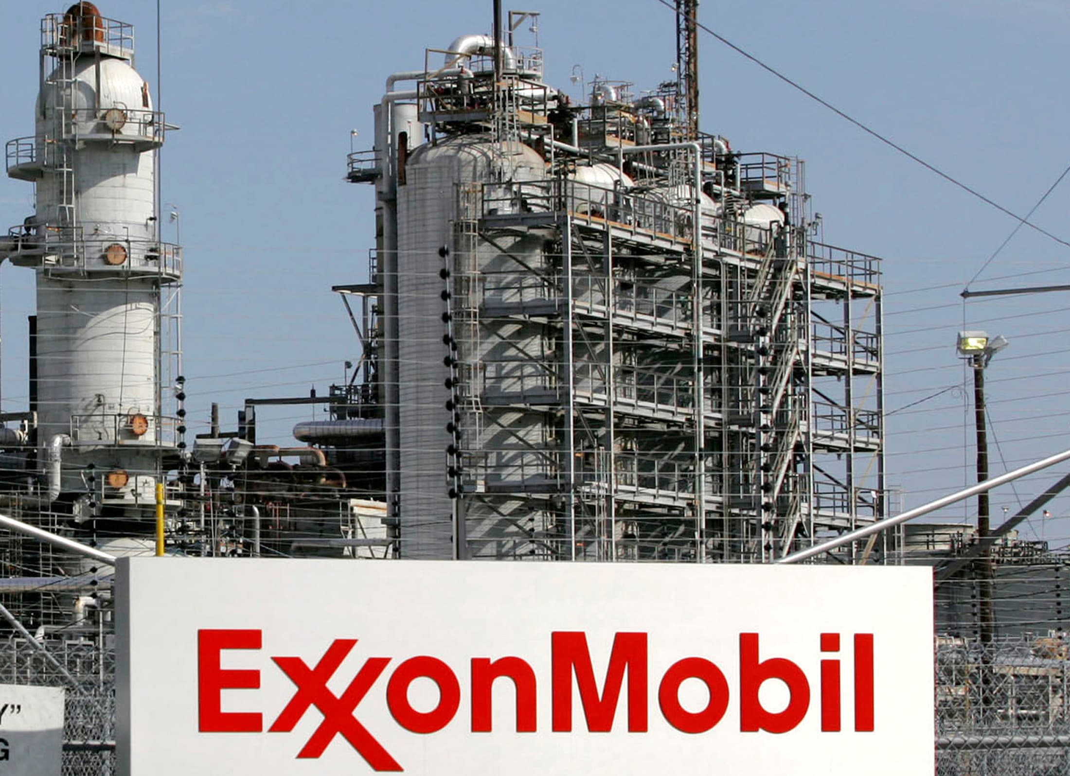 Exxon registra ganancias, rompiendo una racha de pérdidas de cuatro trimestres