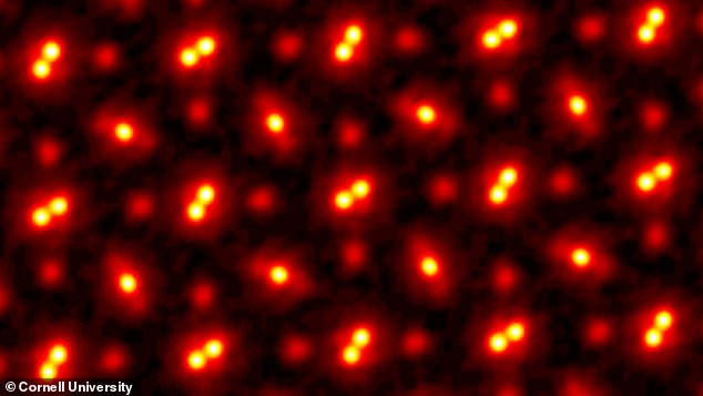 Los investigadores han batido el récord de la imagen de mayor resolución jamás capturada de átomos individuales, creando una toma que se 'amplía' unos 100 millones de veces, como se muestra en la imagen.