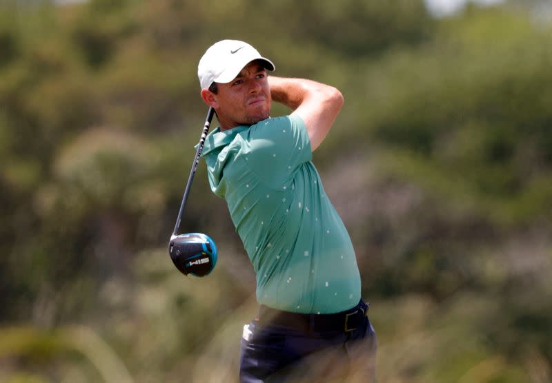 Golf-McIlroy lamenta mala conducción, par cinco 'asesinos' después de una mala PGA