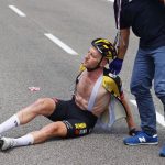 Huesos rotos y hombros dislocados: el Peloton se recupera después de un accidente que frena la carrera en el Giro de Italia