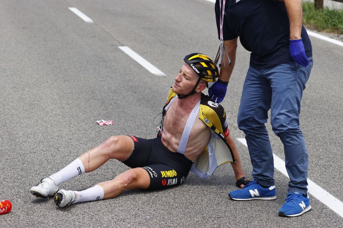 Huesos rotos y hombros dislocados: el Peloton se recupera después de un accidente que frena la carrera en el Giro de Italia