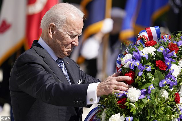 El presidente Joe Biden ajusta una corona en la Tumba del Soldado Desconocido en el Cementerio Nacional de Arlington el Día de los Caídos, el lunes 31 de mayo de 2021, en Arlington, Virginia.