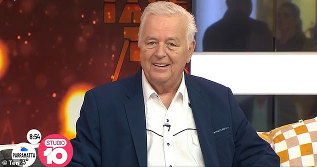 Su espectáculo;  Johnny Young (en la foto) se ha pronunciado contra la afirmación de Daryl Somers de que Hey Hey It's Saturday fue el programa de variedades más antiguo de Australia.  En una entrevista con TV Tonight, el presentador de televisión, de 74 años, dijo que el título debería ir a su anterior programa, Young Talent Time.