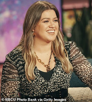 Nuevo: El programa de Kelly Clarkson ha conseguido un nuevo horario para el otoño de 2022. El programa de entrevistas llenará el vacío dejado por Ellen después de que Ellen DeGeneres concluya su carrera el próximo año, se anunció el miércoles.