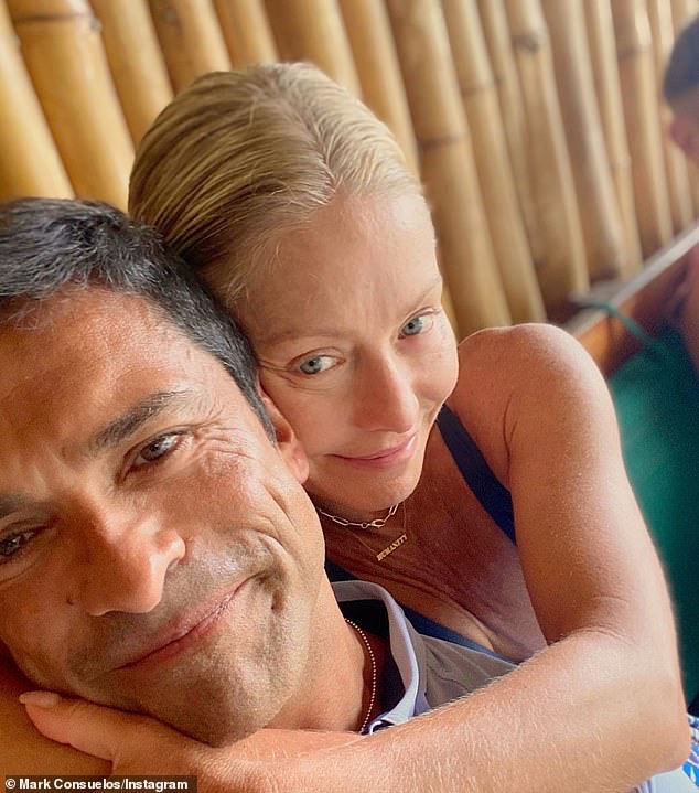 Amor de su vida: ¡El viernes pasado, Live!  con Kelly y Ryan, la presentadora Kelly Ripa (derecha, en la foto del 27 de septiembre) dio a conocer un nuevo tatuaje tributo en honor a su 25 aniversario de bodas a la estrella de Riverdale, Mark Consuelos (izquierda)