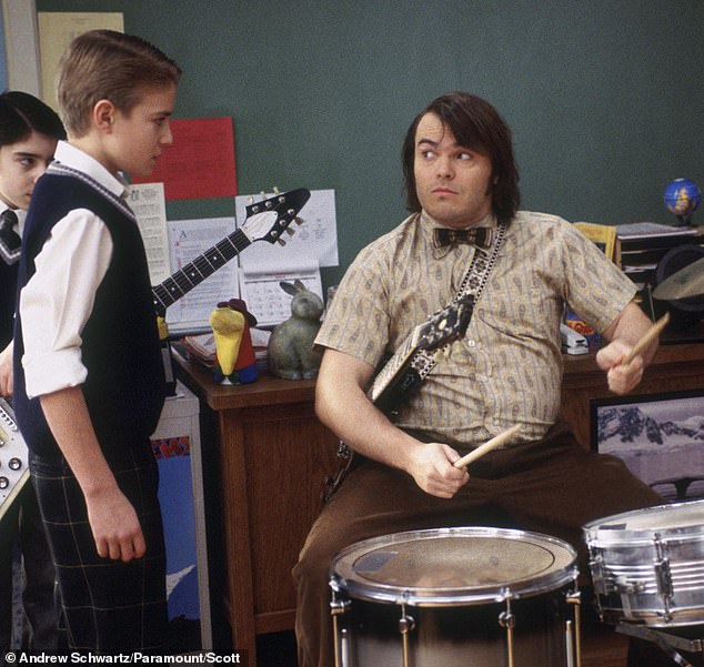 Kevin Clark, estrella infantil de School of Rock, muere a los 32 años: actor atropellado fatalmente por un automovilista mientras montaba su bicicleta en Chicago (en la foto de la izquierda en la película con Jack Black)