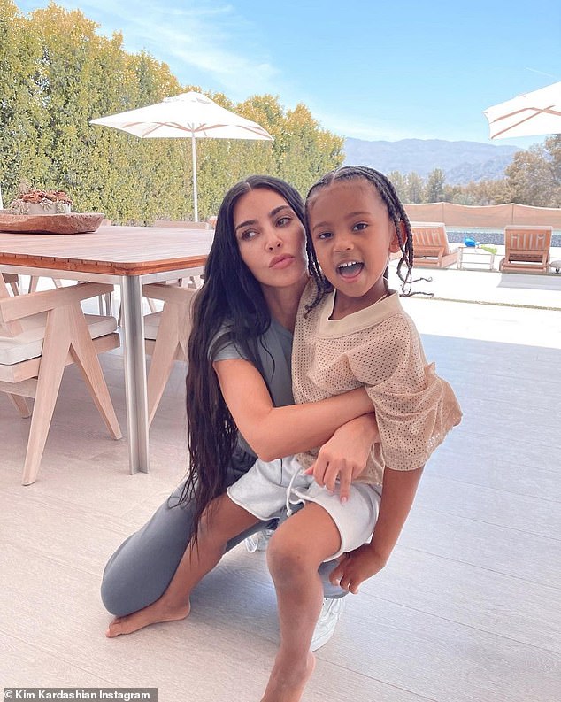 Muy lindo: el jueves por la noche, Kim Kardashian compartió una foto picante de sí misma meciendo un diminuto bikini mientras hacía ejercicio.  Y un día después, la madre de cuatro compartió una serie de instantáneas con su hijo mayor, Saint, cinco