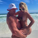 Chicas en la playa: Kim Zolciak mostró sus curvas asesinas en un diminuto bikini de hilo durante unas vacaciones tropicales con su esposo, Kroy Biermann