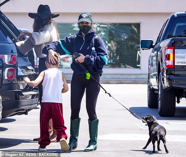El sábado: Kourtney Kardashian estaba pasando el rato con familiares y amigos, cuando fue vista en el mercado de Malibu Country con su hijo Reign Aston Disick y un colega de trabajo.