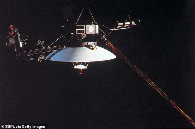 La nave espacial Voyager-1 de la NASA, que viaja fuera del sistema solar, ha enviado nuevos datos que revelan un 'zumbido' emitido por el gas interestelar a 14 mil millones de millas de la Tierra.