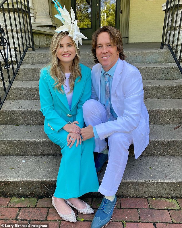 La Hija De Anna Nicole Smith, Dannielynn, Asiste Al Derby De Kentucky Con  Su Padre Larry Birkhead