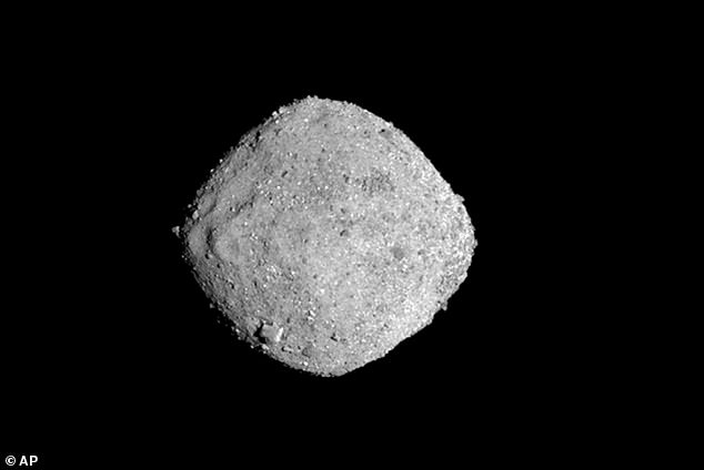 La misión OSIRIS-REx de la NASA dejará el asteroide Bennu hoy y comenzará su viaje de dos años de 1.400 millones de millas de regreso a la Tierra, confirmó la agencia espacial.