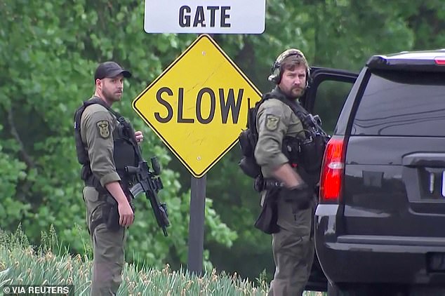 Agentes de la ley vigilan cerca de la entrada a la sede de la Agencia Central de Inteligencia (CIA) después de un incidente de seguridad en Langley, Virginia, el lunes por la tarde.