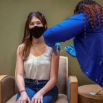 Los CDC de EE. UU. Dicen que las personas vacunadas pueden evitar las mascarillas en la mayoría de los lugares
