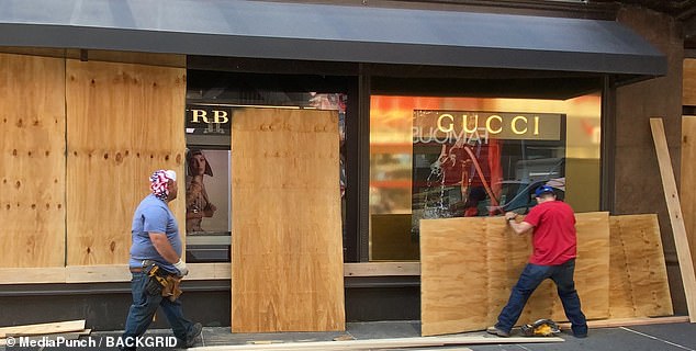 A medida que aumentaron las tensiones por la violencia policial en el verano de 2020, muchas empresas de lujo de Nueva York cerraron sus escaparates.  Ahora, una organización de arte sin fines de lucro ha reutilizado esos tablones de madera contrachapada en arte político.