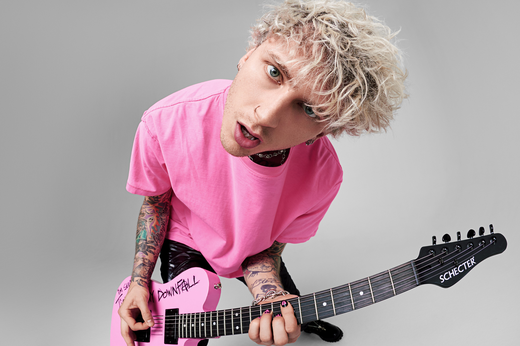 Machine Gun Kelly se dirige a un campamento de verano emo en un nuevo video de 'Love Race'
