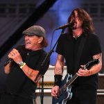 Mira a Foo Fighters actuar 'Back in Black' con Brian Johnson de AC / DC en el concierto en vivo de Vax