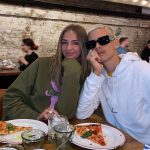 ¡Hora de pizza!  Romeo Beckham usó Instagram el lunes para compartir instantáneas de sí mismo disfrutando de un almuerzo con su novia Mia Regan, (en la foto) y Tilly Ramsay en Gordon Ramsay Street Pizza, propiedad del padre de Tilly.