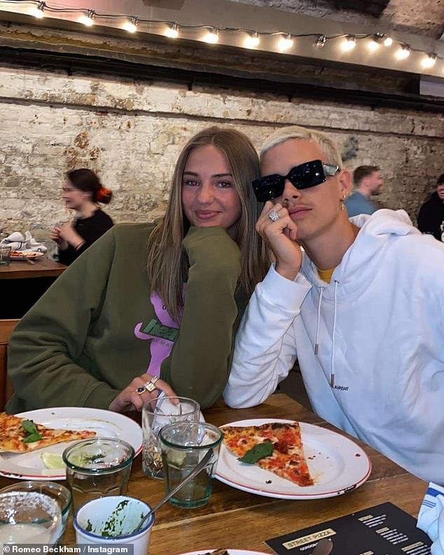 ¡Hora de pizza!  Romeo Beckham usó Instagram el lunes para compartir instantáneas de sí mismo disfrutando de un almuerzo con su novia Mia Regan, (en la foto) y Tilly Ramsay en Gordon Ramsay Street Pizza, propiedad del padre de Tilly.