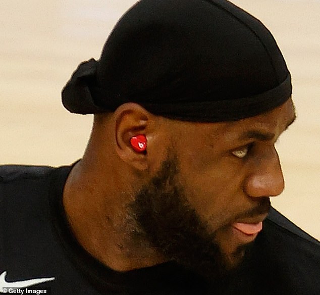 Una imagen del jugador de baloncesto profesional durante la práctica del 25 de mayo muestra unos auriculares rojos con un logo blanco de Beats en el centro.  Una fuente familiarizada con el asunto le dijo a DailyMail.com que el gigante tecnológico está avanzando con el desarrollo.
