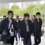 Un hombre, identificado por su apellido Xie (centro), de la provincia china de Zhejiang, ha sido arrestado por supuestamente vender a su hijo, dos, y usar el efectivo para viajar con su nuevo amante.