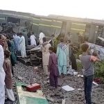 Los rescatistas y los aldeanos locales en el lugar de los hechos esta mañana mientras los vagones de tren yacen lateralmente fuera de la vía en el distrito Ghotki de la provincia de Sindh el lunes.  Al menos 35 personas han muerto en los trenes que transportaban un total de 1.100 pasajeros.