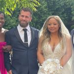 Papá orgulloso: Al Roker (extremo derecho) y su esposa Deborah Roberts (extremo izquierdo) posan con su hija Courtney en su boda con Wesley Richard