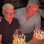 ¡Feliz cumpleaños!  Andy Cohen y su mejor amiga Anderson Cooper recibieron una fiesta de cumpleaños sorpresa por parte de Sarah Jessica Parker y sus amigos mientras celebraban su día especial con pasteles espolvoreados.