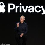 En la foto (Tim Cook, CEO de Apple) Un nuevo informe dice que la App Store de Apple en China eliminó 27 aplicaciones relacionadas con LGBT, afirmando que el gigante tecnológico está 'ayudando activamente a los gobiernos de todo el mundo' a aislar, silenciar y oprimir a las personas LGBTQ +, algo que Apple niega con vehemencia.