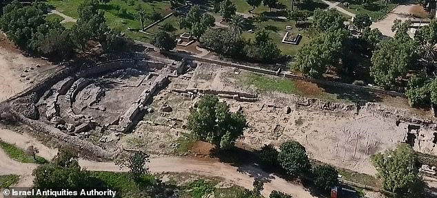 En la imagen: una vista aérea de la basílica de Ashkelon.  Los arqueólogos de la IAA están trabajando para restaurar la estructura, destruida por el terremoto del 363, y abrirla al público.