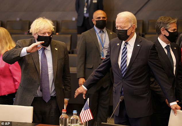 Boris Johnson y Joe Biden conversaron hoy durante la cumbre en Bruselas.