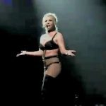 Calentado: Britney Spears les dijo a los fanáticos que tenía fiebre de 102 grados en el escenario en un video viral ... después de que un informe explosivo afirmara que la cantante se vio FORZADA a actuar mientras se sentía mal