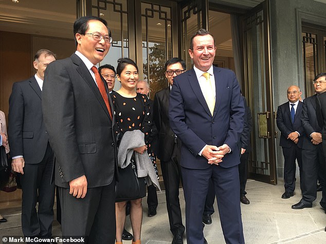 Un activista del Partido Comunista ha elogiado a Mark McGowan (en la foto en un viaje a Hangzhou, China) por arremeter contra Beijing y criticar la dura postura del gobierno federal sobre China.